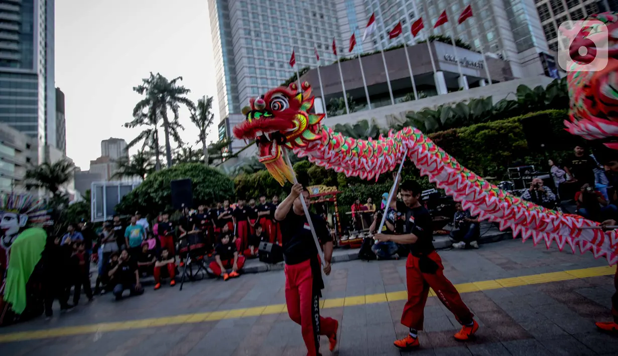 Para pemain Liang Liong hibur pengguna jalan di pedestrian di kawasan Bundaran HI, Jakarta, Kamis (23/1/2020). Kegiatan yang diselenggarakan pemprov DKI Jakarta tersebut bertujuan untuk menghibur pengguna jalan dalam rangka menyambut Tahun Baru Imlek ke 2571. (Liputan6.com/Faizal Fanani)