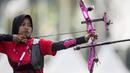 Pemanah putri Indonesia, Choirunisa Diananda, saat berlaga pada nomor recurve women individual Asian Games di Lapangan Panahan, Senayan, Jakarta, Selasa (28/8/2018). Choirunisa Diananda mendapat medali perak. (Bola.com/Vitalis Yogi Trisna)