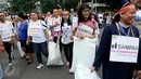 Para komunitas peduli lingkungan saat mencari sampah yang berserakan, Jakarta, Minggu (21/2). Dinas Kebersihan DKI Jakarta bekerjasama dengan Qlue dan 25 komunitas peduli lingkungan melakukan aksi Clean Up di kawasan jakarta. (Liputan6.com/Helmi Afandi)