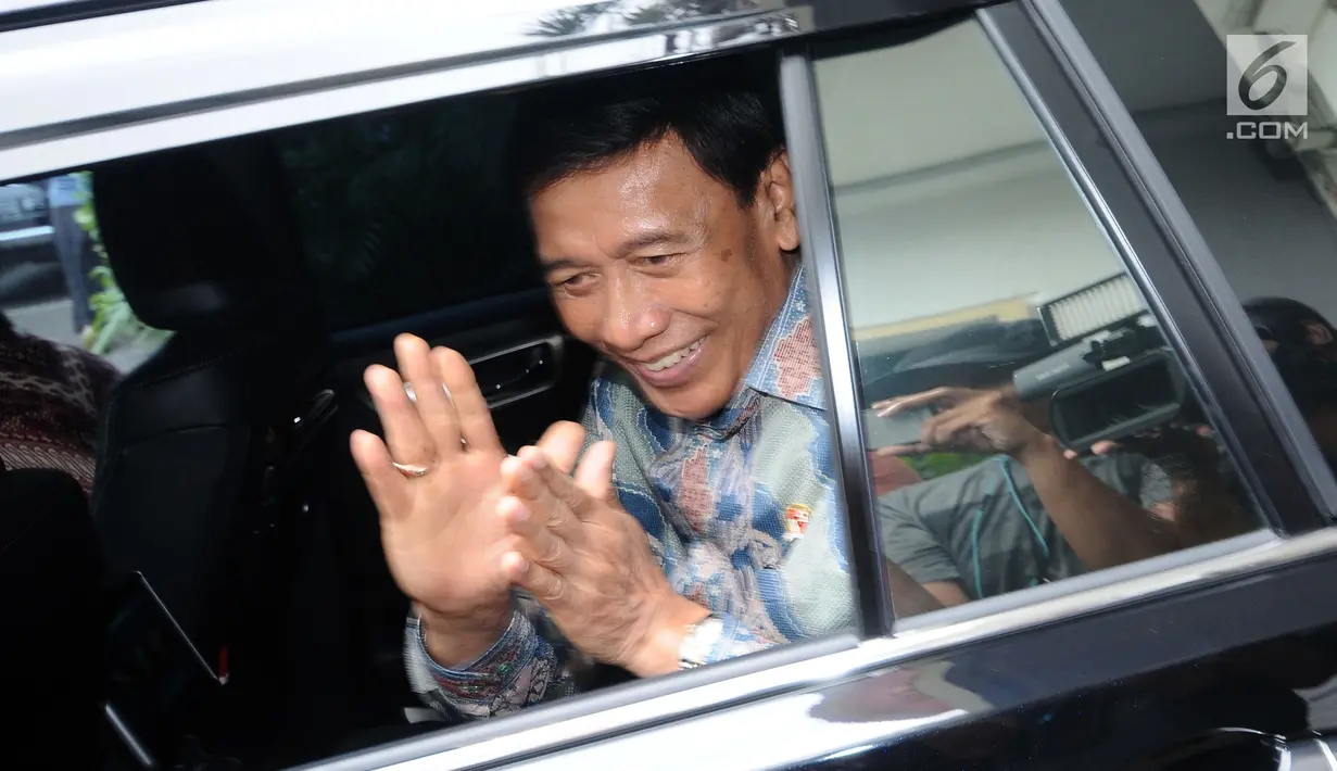 Menko Polhukam Wiranto usai melakukan pertemuan dengan Ketua KPU, Arief Budiman di Gedung KPU, Jakarta, Selasa (6/3). Pertemuan berlangsung sekitar satu jam dan tertutup. (Liputan6.com/Helmi Fithriansyah)