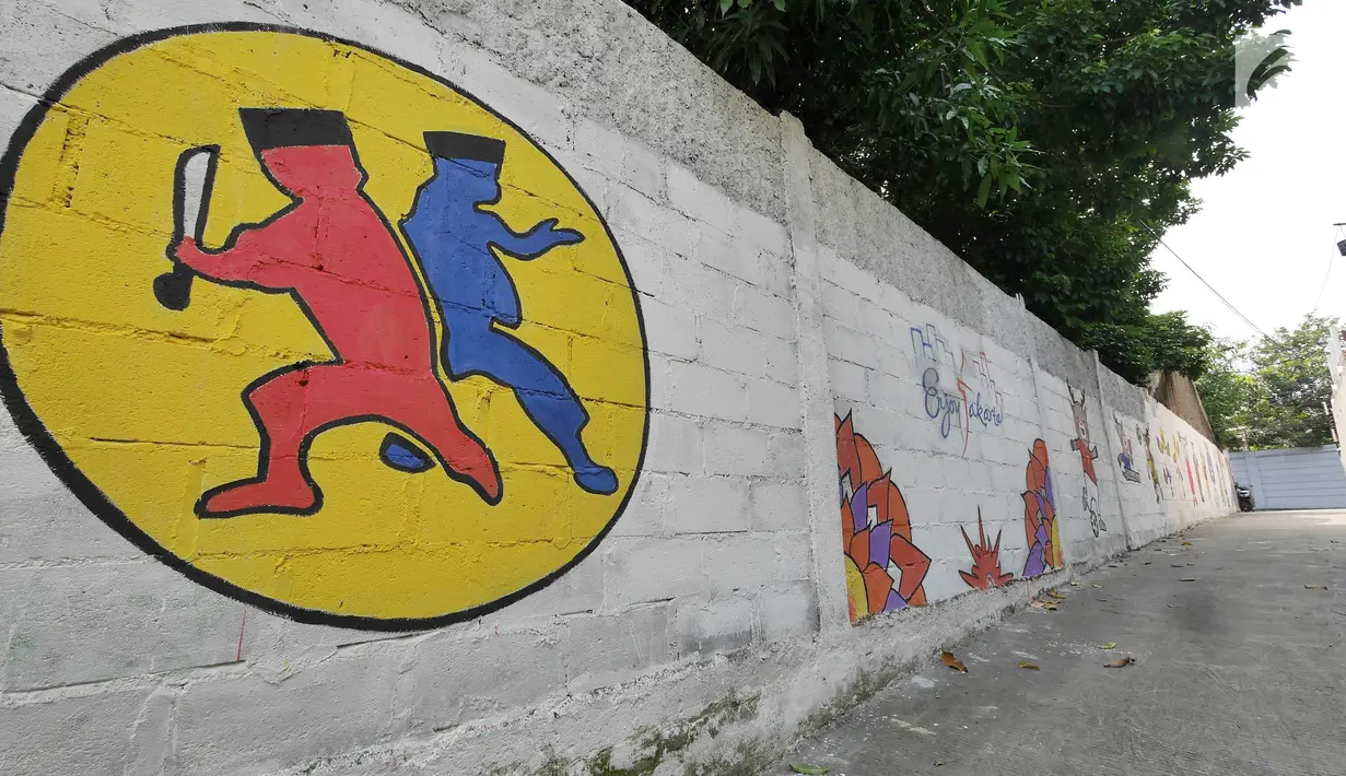 Mural bertemakan Asian Games 2018 menghiasi sebuah tembok di kawasan Jati Padang Utara, Jakarta, Sabtu (12/5). Asian Games ke 18 tersebut akan digelar di Jakarta dan Palembang pada tanggal 18 Agustus 2018 - 2 September 2018. (Liputan6.com/Herman Zakharia)