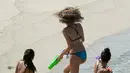 Para Model Victoria's Secret  asik bermain pistol air di pantai Karibia. Mereka juga bermain Voli selama promosi koleksi Bikini tersebut. (Dailymail.co.uk)