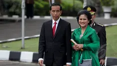 Presiden Joko Widodo didampingi Ibu Negara Ny. Iriana Joko Widodo sesaat sebelum memasuki pesawat kepresidenan untuk berkunjung ke Malaysia di Bandara Internasional Halim Perdanakusumah, Jakarta, Kamis (5/2/2015). (Liputan6.com/Faizal Fanani)
