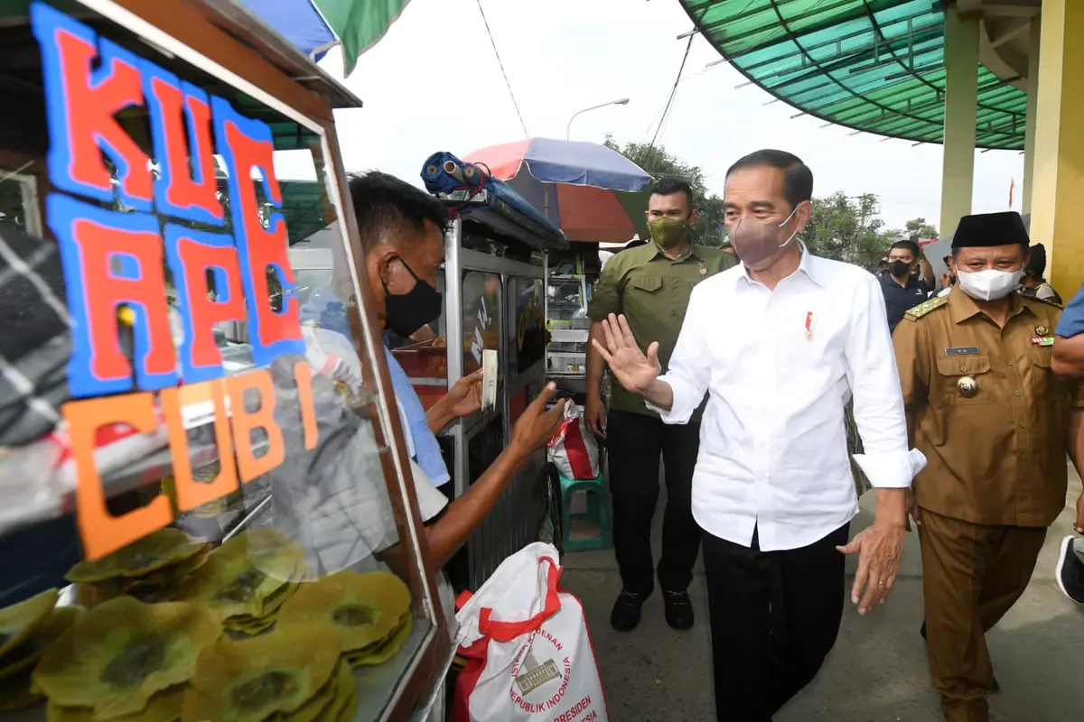 Presiden Joko Widodo atau Jokowi blusukan ke Pasar Cibinong, Kabupaten Bogor, dan Pasar Gunung Batu, Kota Bogor