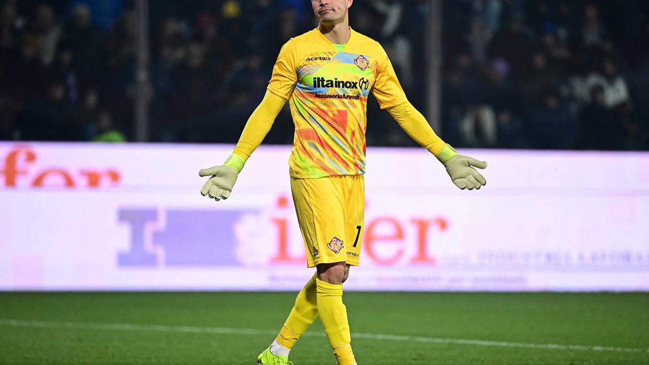 FOTO: Kiper Timnas Indonesia Emil Audero Jadi Korban Insiden Flare di Laga Cremonese Kontra Inter Milan