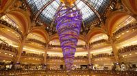  Pohon Natal di Galeries Lafayette, Paris (Sumber :Elitereaders.com)