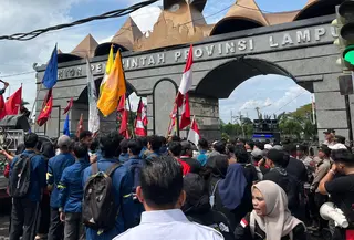 Ratusan Mahasiswa Kepung Kantor Pemprov Lampung, Desak Presiden Penuhi 6 Tuntutan Ini