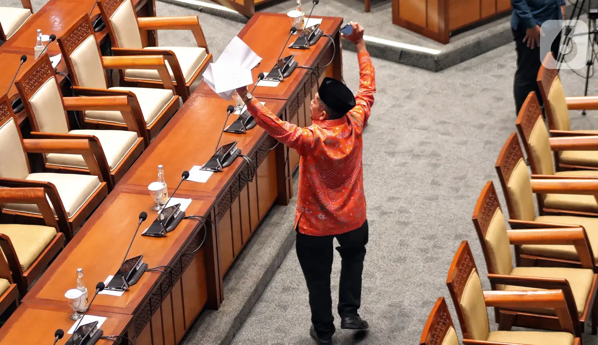 Anggota Komisi VIII DPR RI Fraksi PKS Iskan Qolba Lubis walk out (WO) saat rapat paripurna pengesahan Rancangan Undang-Undang Kitab Undang-Undang Hukum Pidana (RUU KUHP) menjadi Undang-Undang di Jakarta, Selasa (6/12/2022). Iskan Qolba Lubis mengaku tak setuju dengan dua pasal yang dianggap masih karet. (Liputan6.com/Angga Yuniar)