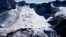 Gletser Schaufelferner di area ski Stubai terletak dekat Innsbruck, Austria, 25 September 2023. Pencairan gletser di Pegunungan Alpen dapat mengancam keanekaragaman hayati di Pegunungan Alpen. (AP Photo/Matthias Schrader)