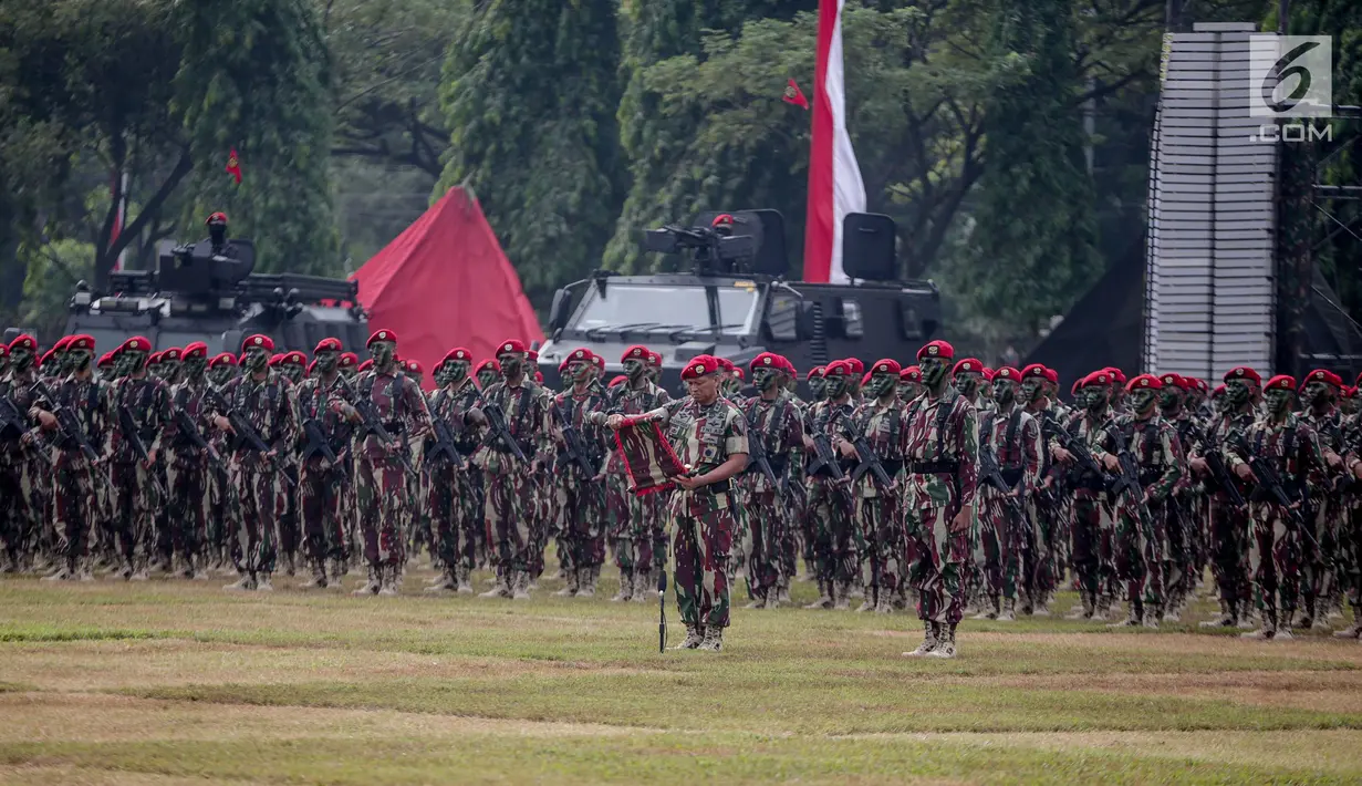 Mayor Jenderal TNI I Nyoman Cantiasa bersama para prajurit saat mengikuti upacara peringatan ulang tahun ke-67 Komando Pasukan Khusus (Kopassus) di Markas Kopassus, Cijantung, Jakarta, Rabu (24/4). (Liputan6.com/Faizal Fanani)