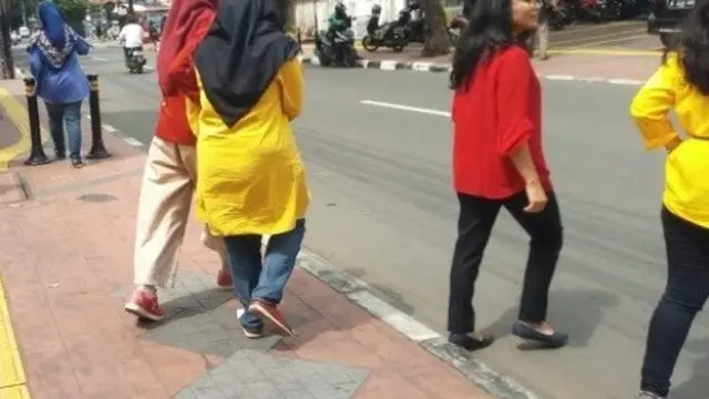 momen kocak pakai baju samaan dengan orang lain