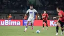 Gelandang Persib Bandung, Berguinho, membawa bola saat menghadapi tekanan pemain DPMM FC Brunei Darussalam pada laga kedua Grup A Piala Presiden 2026 di Stadion Si Jalak Harupat, Soreang, Kabupaten Bandung, Selasa (28/7/2026). Berguinho tampil aktif mengatur aliran serangan Maung Bandung dalam pertandingan yang berakhir dengan kemenangan 1-0 berkat gol perdana Balsa Sekulic, sekaligus memastikan Persib lolos ke babak semifinal. (Bola.com/Erwin Snaz)