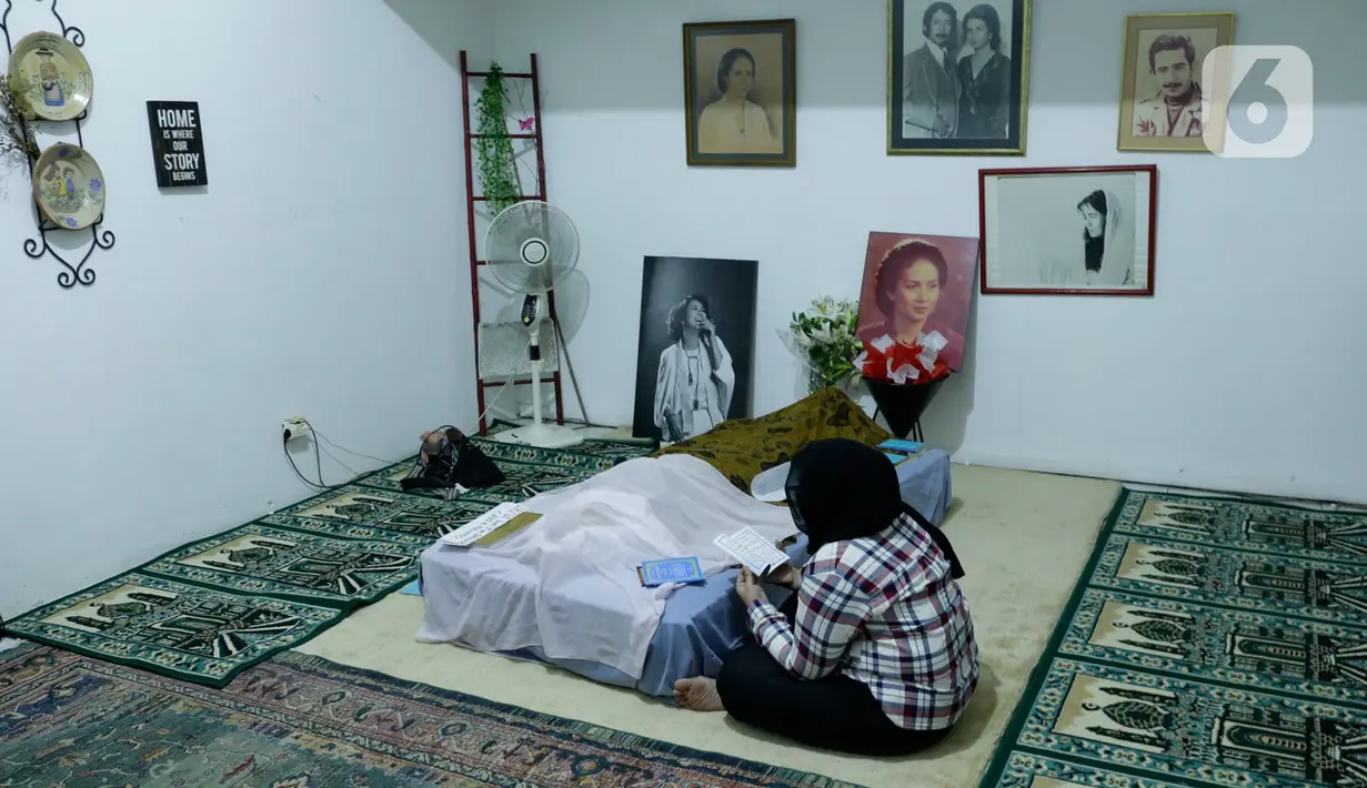 Seorang perempuan berdoa di dekat jenazah artis senior Ade Irawan di rumah duka kawasan Lebak Buluk, Jakarta Selatan, Jumat (17/1/2020). Ibunda Ria Irawan tersebut meninggal dunia di Rumah Sakit Fatmawati pada Jumat (17/1/2020) pada usia 82 tahun. (Liputan6.com/Johan Tallo)