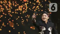 Penampilan penyanyi campursari Didi Kempot dalam Shopee 12.12 Birthday Sale di kawasan Kebon Jeruk, Jakarta, Kamis (12/12/2019). Pria yang dijuluki The Godfather of Broken Heart tersebut membawakan lagu Pamer Bojo, Sewu Kutho, Bayu Langit, dan lain-lain. (Fimela.com/Bambang E. Ros)