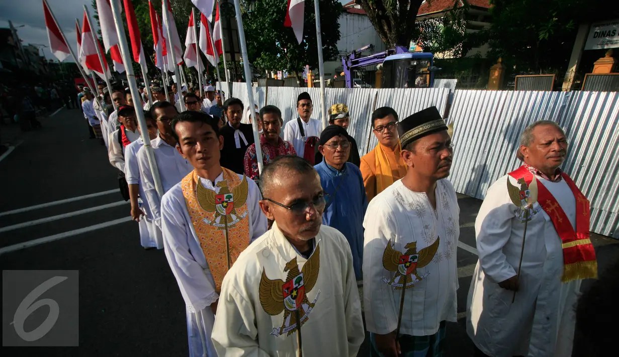 Peserta mengikuti pawai memperingati hari lahir Pancasila di Jl Malioboro, Yogyakarta, (01/6/2016).Hari 1 juni ini pun dijadikan pemerintah sebagai hari libur nasional. (Boy Harjanto)