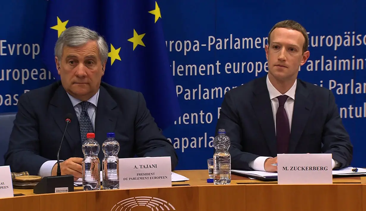 Presiden Parlemen Eropa Antonio Tajani (kiri) dan CEO Facebook Mark Zuckerberg (kanan) saat memberi keterangan di Brussel, Belgia, Selasa (22/5). Zuckerberg menyampaikan permintaan maafnya terkait skandal kebocoran data Facebook. (EBS/AFP)