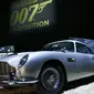 Mobil DB5 Aston Martin ditampilkan dalam pameran yang didedikasikan untuk James Bond di Grande Halle de la Villette, Paris, Rabu (13/4). Pameran ini menyajikan lebih dari 500 benda asli yang berkaitan dengan karakter yang terkenal. (PATRICK Kovarik/AFP)