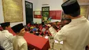 Sejumlah murid SD mengerjakan tugas di depan patung diorama di Museum Sumpah Pemuda, Jakarta, Selasa (27/10/2015). Jelang peringatan 87 tahun Sumpah Pemuda, museum ini ramai dikunjungi masyarakat. (Liputan6.com/Helmi Fithriansyah)
