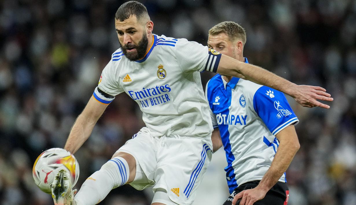 Sementara Real Madrid kembali diperkuat Karim Benzema saat menjamu Alaves, Sabtu (19/2/2022), setelah absen di dua laga terakhir akibat cedera harmstring. (AP/Manu Fernandez)