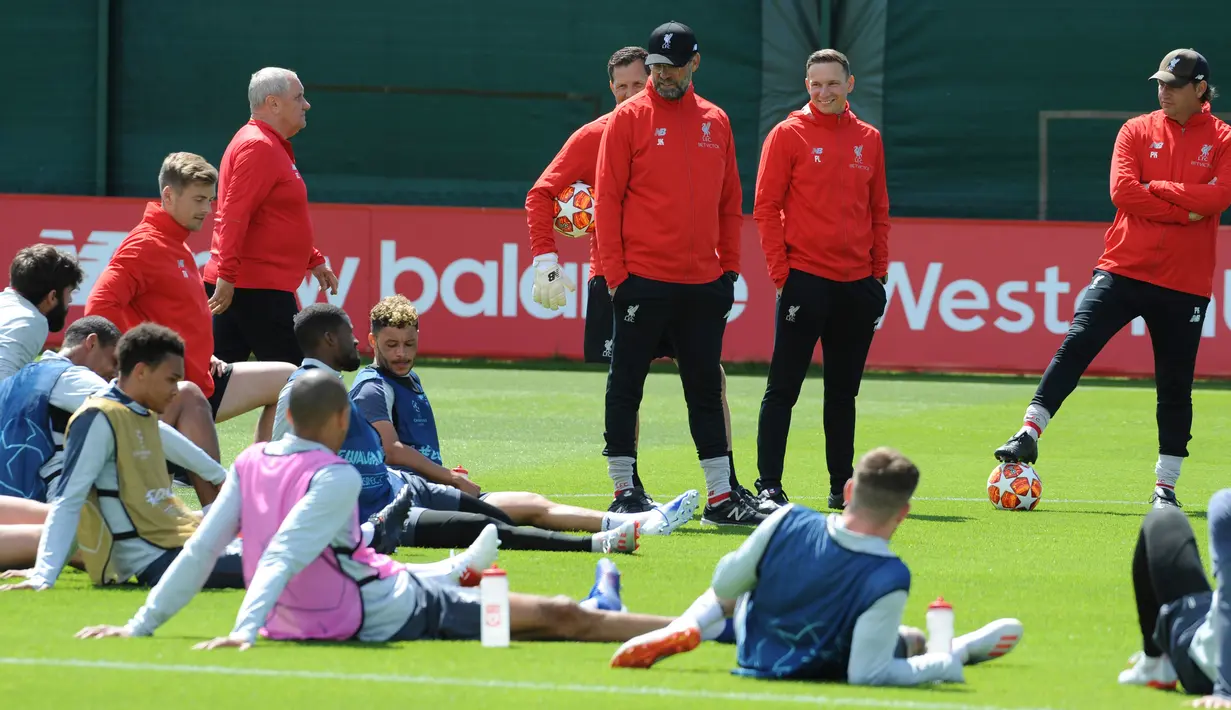 Manajer Liverpool Juergen Klopp (tengah) memantau latihan anak asuhnya jelang laga final Liga Champions 2019 di Liverpool, Inggris, Selasa (28/5/2019). Liverpool akan menghadapi Tottenham Hotspurs dalam final Liga Champions di Estadio Wanda Metropolitano, 2 Juni 2019. (AP Photo/Rui Vieira)