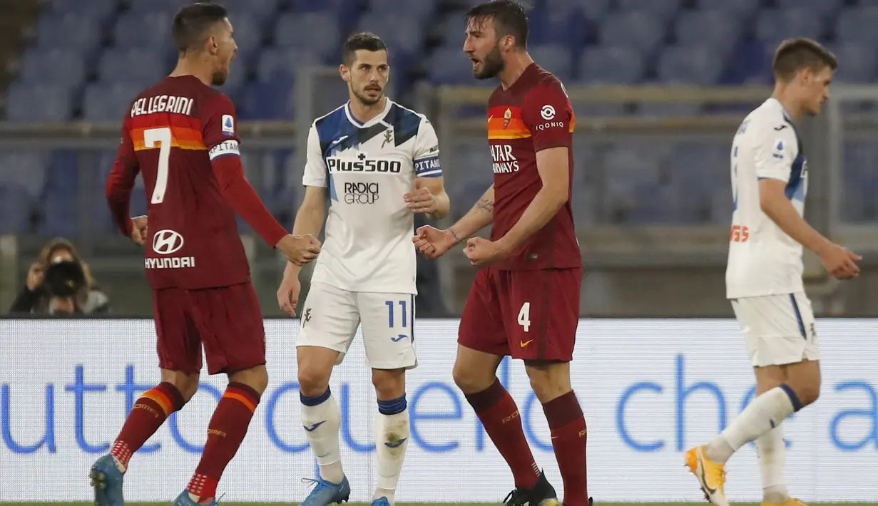 Gelandang AS Roma, Bryan Cristante (kanan) berselebrasi usai mencetak gol ke gawang Atalanta pada pertandingan lanjutan Liga Serie A Italia di Stadion Olimpiade Roma, Italia, Jumat (23/4/2021). Dengan hasil ini, Roma masih tercecer di peringkat 7 dengan 55 poin. (AP Photo/Alessandra Tarantino)