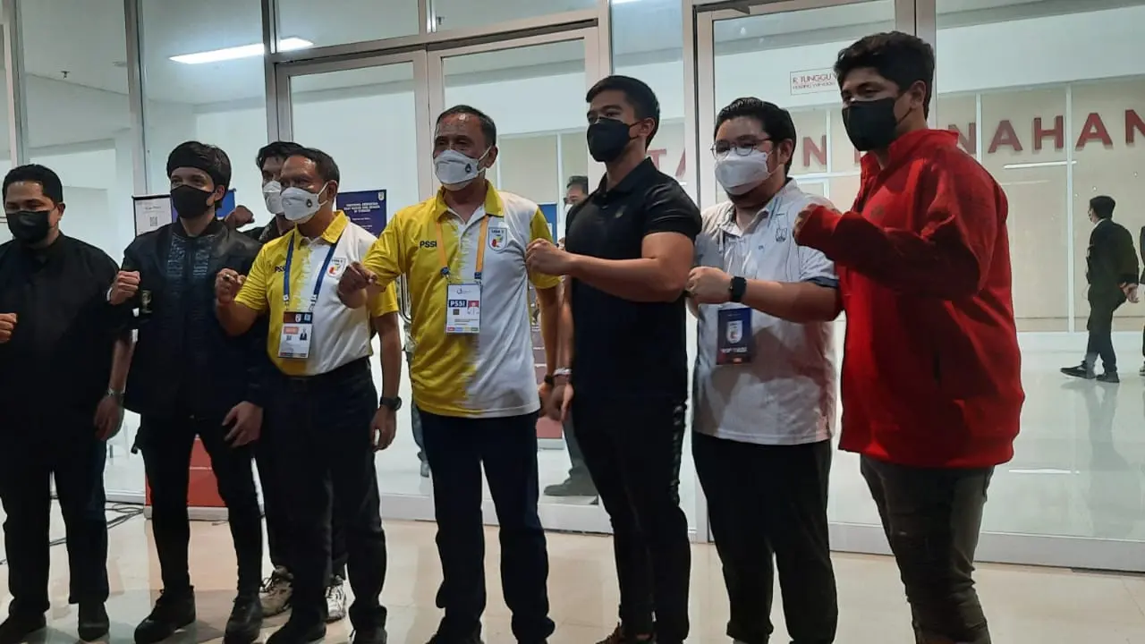 Menpora bersama Ketum PSSI, Menteri BUMN, Kaesang Pangarep dan Atta Halilintar di Manahan Solo