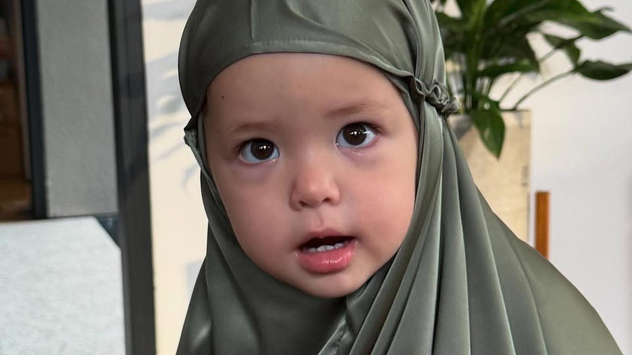 Potret Lucu dan Gemas Kamari Pakai Mukena, Netizen Auto Panggil Bu Hajah