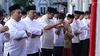 Wali Kota Semarang Hendrar Prihadi khusyuk mengikuti Salat Id di halaman Balai Kota Semarang. (Liputan6.com/Edhie Prayitno Ige)