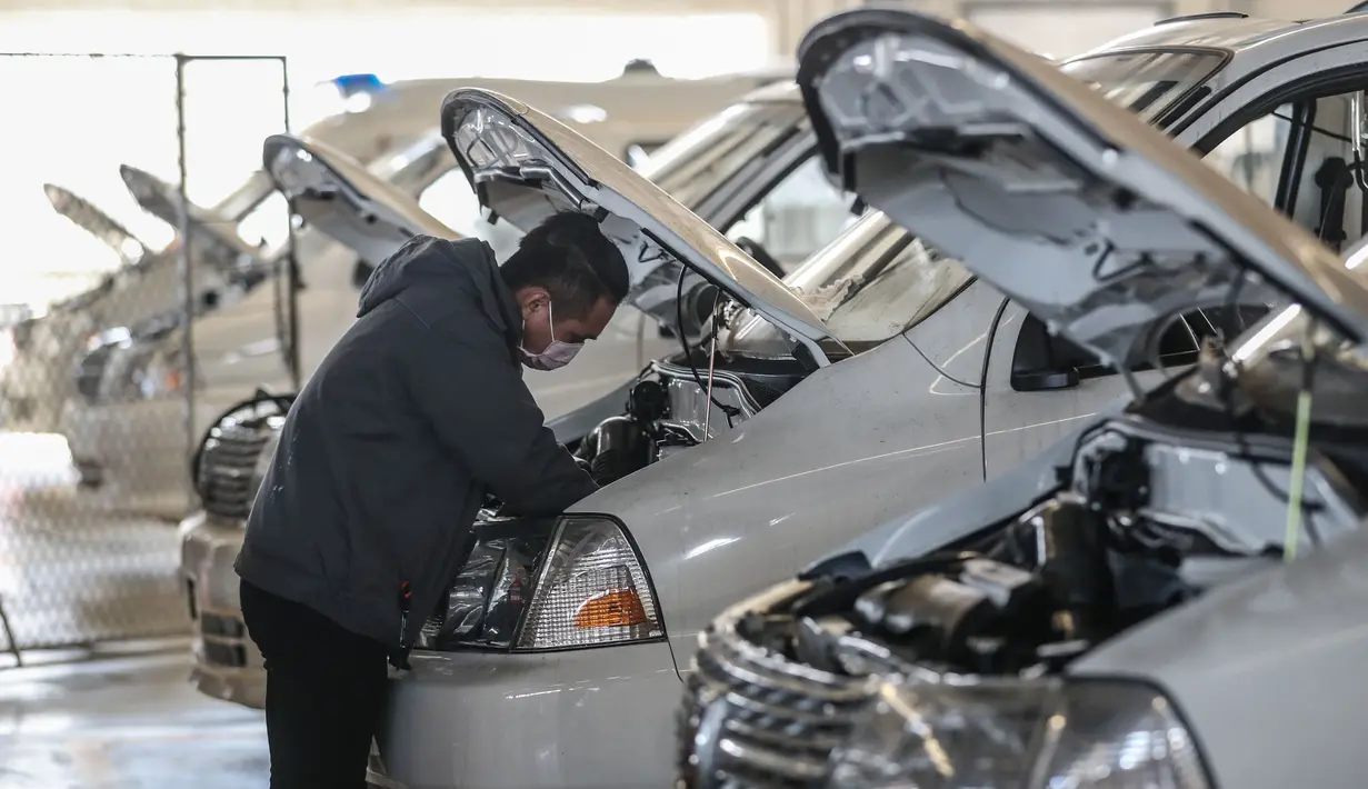 Seorang pekerja merakit ambulans di basis manufaktur milik perusahaan Brilliance Auto di Shenyang, Provinsi Liaoning, China, 3 Februari 2020. Dalam beberapa hari terakhir, perusahaan itu memproduksi ambulans bertekanan negatif secara cepat untuk memerangi epidemi coronavirus baru (Xinhua/Pan Yulong)