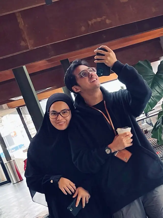 Jelang 10 Tahun Pernikahan, Ini Potret Harmonis Ricky Harun dan Herfiza Novianti