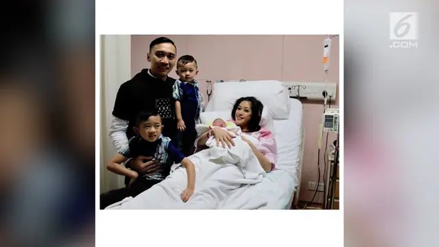 Aliya Rajasa melahirkan anak ketiga. Bayi berjenis kelamin perempuan itu diberi nama Gayatri Idalia Yudhoyono.