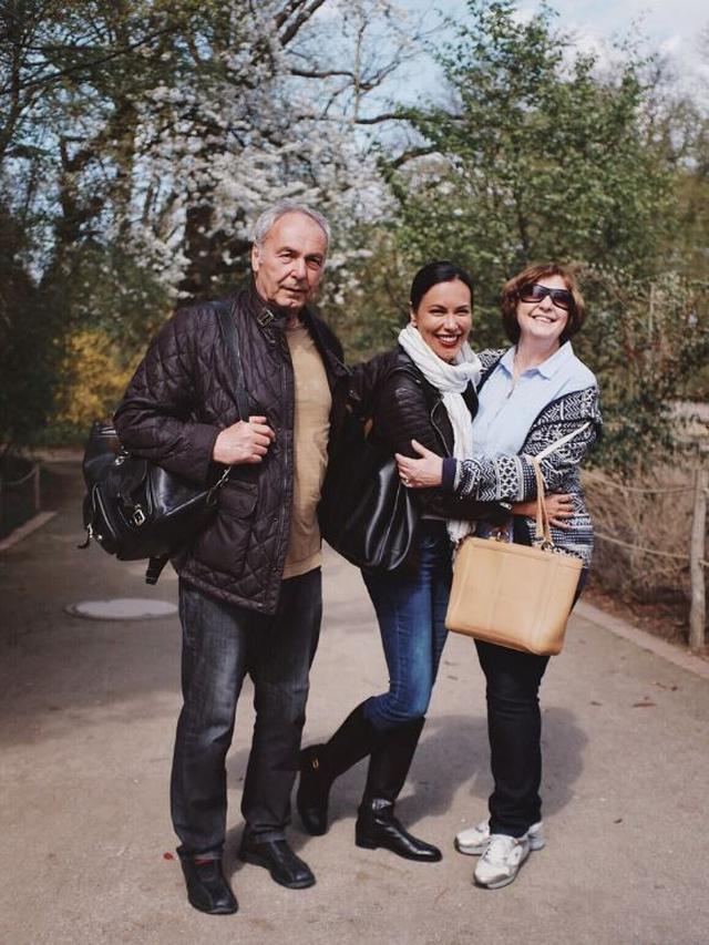 Jarang Terekspos, Ini 6 Potret Kebersamaan Sophia Latjuba dan Ibu Bulenya