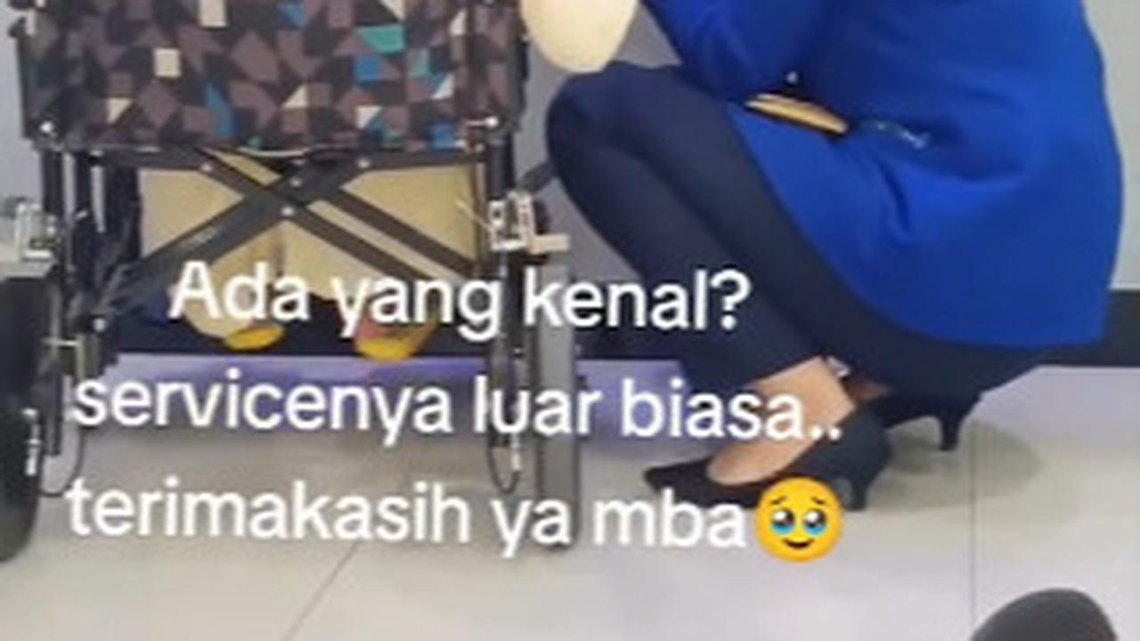 Sosok Teller Bank Layani Lansia Penuh Sopan