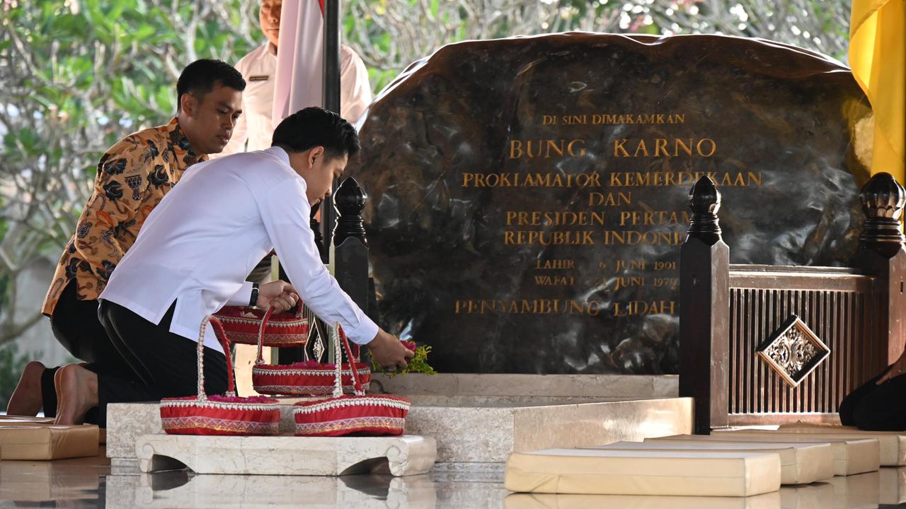 VIDEO: Momen Gibran Ziarah ke Makam Bung Karno, Tabur Bunga dan Khusyuk Berdoa