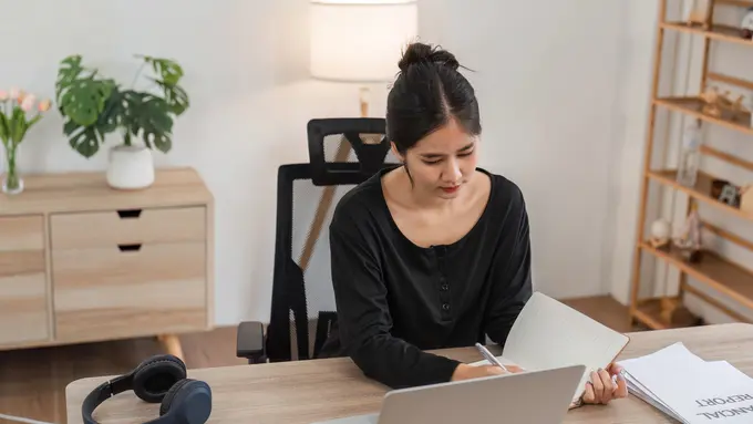 wanita january bekerja keluarga