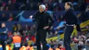 Pelatih Manchester United, Jose Mourinho dan pelatih Juventus, Massimiliano Allegri menyaksikan pemainya bertanding di grup H Liga Champions di Old Trafford, Inggris (23/10). Juventus menang atas MU 1-0. (AP Photo/Dave Thompson)
