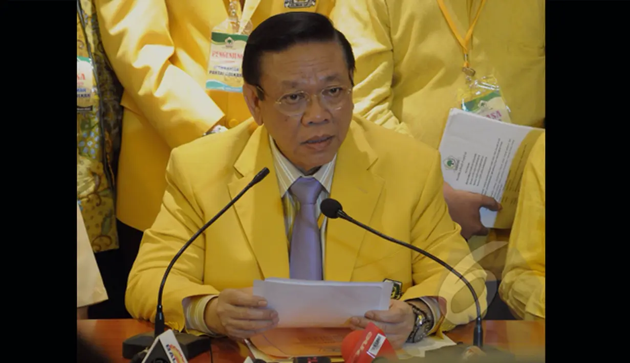 Agung Laksono selaku ketua umum partai Golkar saat memberikan keterangan kepada awak media usai mengikuti sidang putusan Mahkamah Partai Golkar di DPP Partai Golkar, Jakarta, Selasa (3/3/2015). (Liputan6.com/Andrian M Tunay)