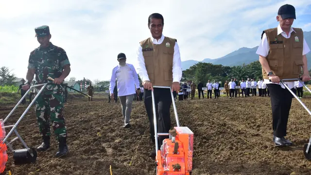 Mentan Salurkan Bantuan Bibit hingga Pembangunan Irigasi