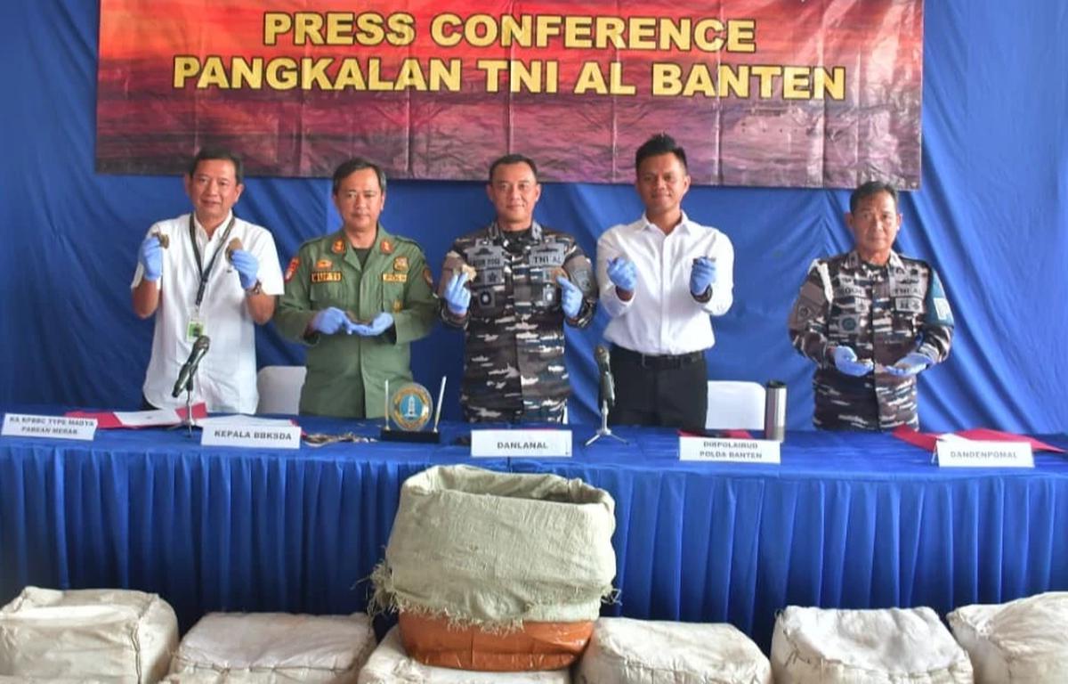 FOTO: TNI AL Gagalkan Penyelundupan Sisik Trenggiling di Perairan Banten