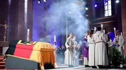 Prosesi upacara pemakaman mantan Kanselir Jerman Helmut Kohl yang dilakukan di katedral Speyer, Jerman (1/7). Kohl memimpin Jerman selama 16 tahun, pada periode 1982 hingga 1998. (Arne Dedert / Pool Photo via AP)