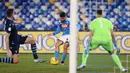 Pemain Napoli Lorenzo Insigne (tengah) mencetak gol ke gawang Lazio pada perempat final Coppa Italia di Stadion San Paolo, Napoli, Italia, Selasa (21/1/2020). Napoli sukses melaju ke semifinaL Coppa Italia setelah mengalahkan Lazio 1-0. (LaPresse via AP)