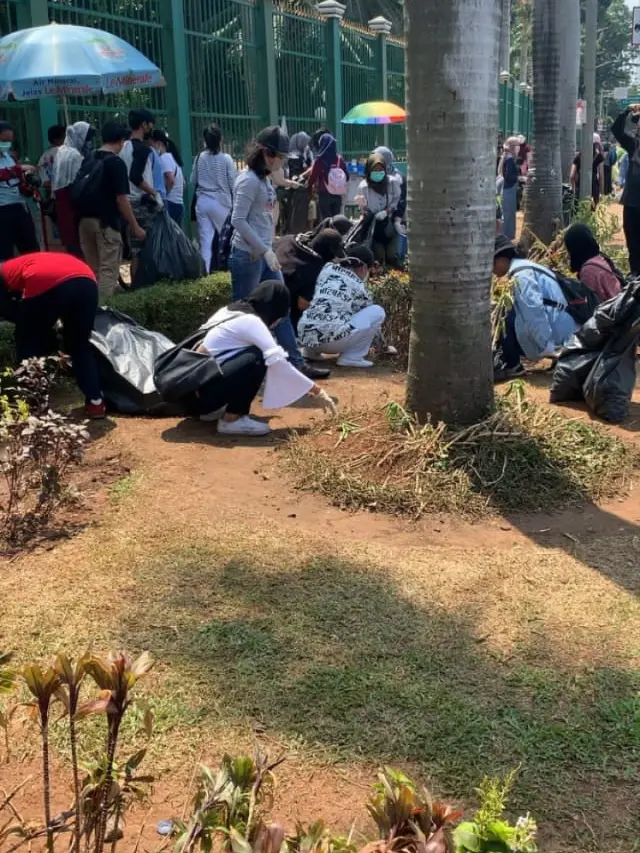7 Momen Awkarin Bersih-Bersih Sampah di DPR Usai Demo Bareng Relawan