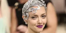 Amanda Seyfried tampil dengan rambut silver yang ditata sedemikian rupa. aksen hair piece daun bergaya romawi mengoptimalkan pesona tampilan ala fairy. [Foto: Instagram/ Vogue]