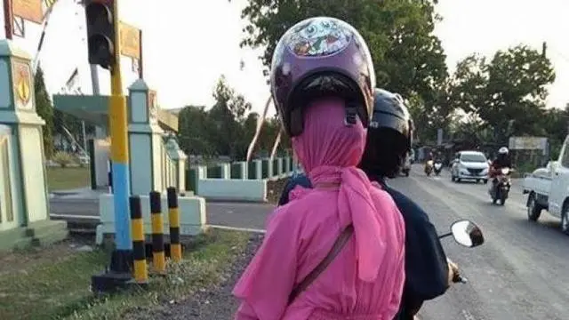 Kumpulan Potret Cara Nyeleneh Ibu-Ibu Memasang Helm Sepeda Motor (ist)
