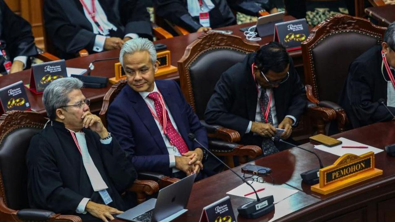 Kubu Ganjar-Mahfud menyepakati majelis hakim MK langsung membacakan eksepsi tanpa membacakan sebagian besar isi putusan termasuk disentting opinion tiga hakim karena sama dengan isi putusan sengketa kubu Anies-Cak Imin.<br>