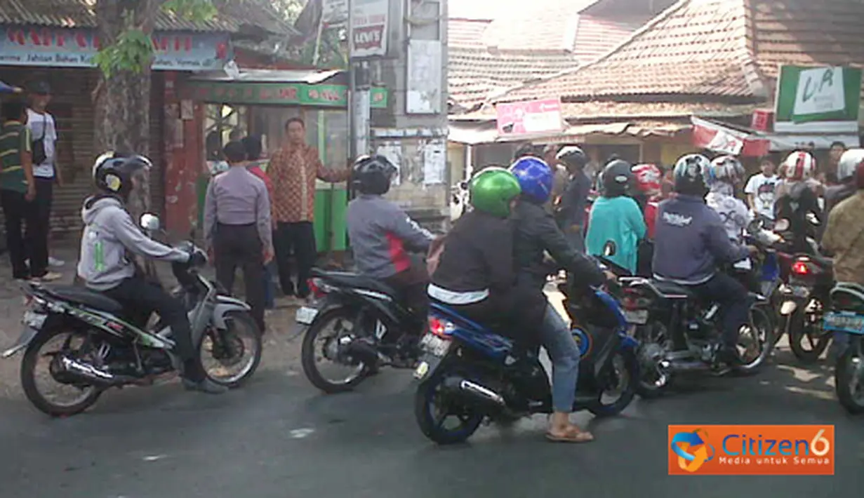 Markas FBR Meruya Selatan di Jalan Haji Juhri Meruya Selatan diserang oleh beberapa orang yang memakai baju Pemuda Pancasila.