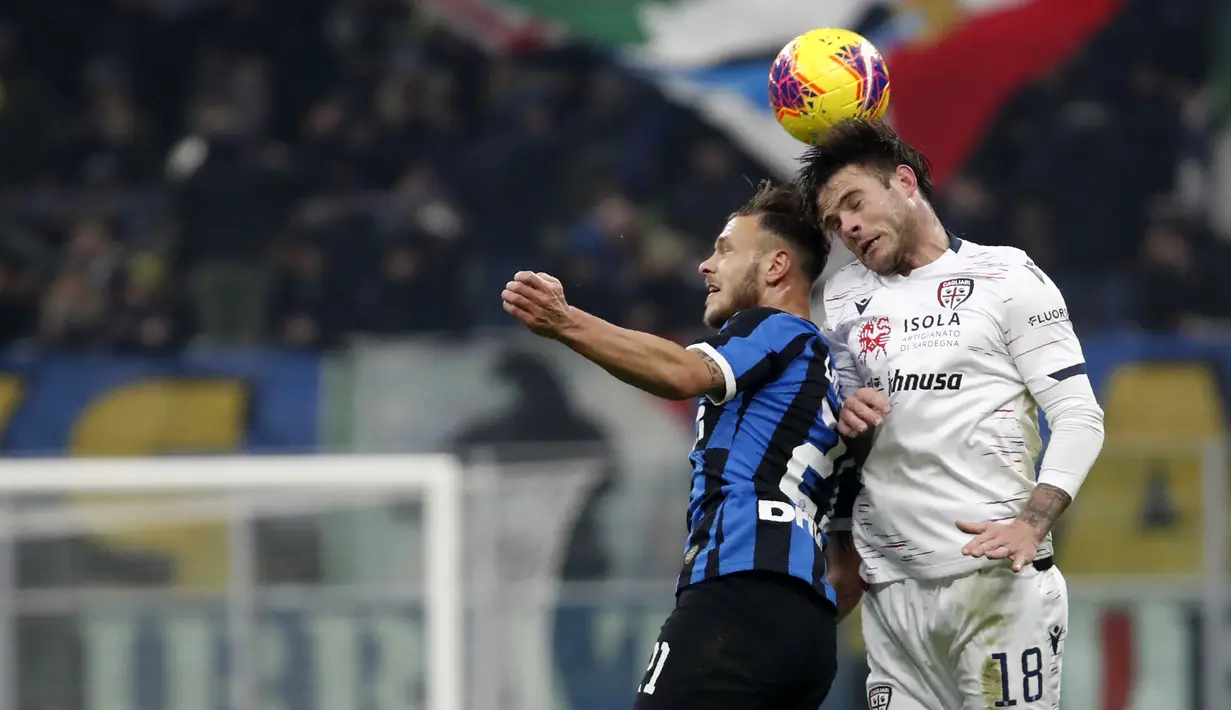 Pemain Inter Milan Federico Dimarco (kiri) berebut bola udara dengan pemain Cagliari Nahitan Nandez pada pertandingan Coppa Italia di Stadion San Siro, Milan, Italia, Selasa (14/1/2020). Inter Milan menang 4-1 dengan dua gol disumbang Romelu Lukaku. (AP Photo/Antonio Calanni)