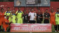 Purwanto saat beraksi pada Farewell Trofeo PWT 2021 sebagai tanda perpisahannya dengan Stadion Brawijaya Kota Kediri, Kamis (30/9/2021). (Bola.com/Gatot Susetyo)