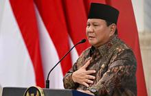 VIDEO: Langkah Prabowo Terhenti Depan Wamen Giring, Spesial Dikasih Kado Ultah ke-74