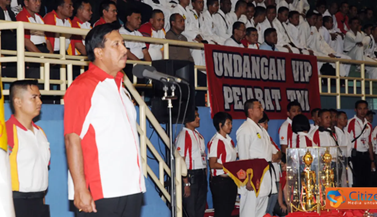 Citizen6, Cibubur: Panglima TNI Laksamana TNI Agus Suhartono, membuka Kejuaraan Karate Piala Panglima TNI Terbuka 2012 di GOR POPKI Cibubur, Jakarta Timur, Kamis (26/4). (Pengirim: Badarudin Bakri)